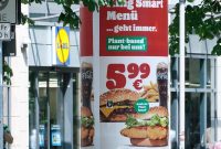 مطالعه نشان می دهد که تبلیغات فست فود بر رفتار خوردن تأثیر می گذارد